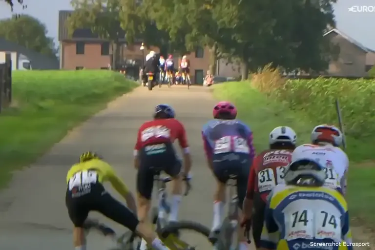 🎥 Huising takes a hard fall at Eneco Tour, but person responsible may ...