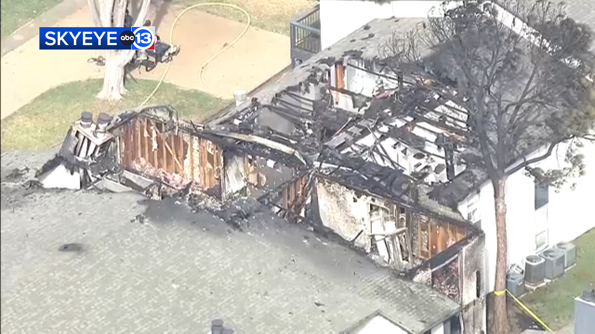 Firefighters battle southwest Houston apartment complex blaze, HFD says