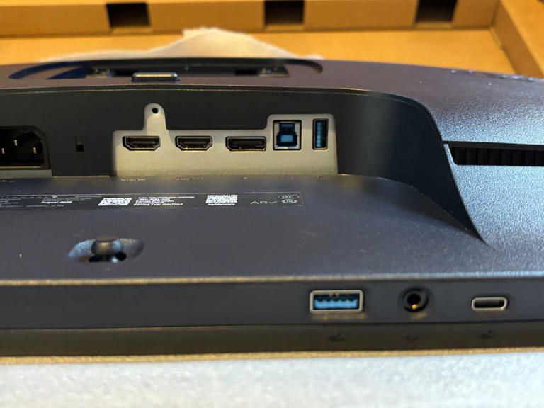 Alienware’s $699 monitor finally fixes the thing I hate about OLEDs