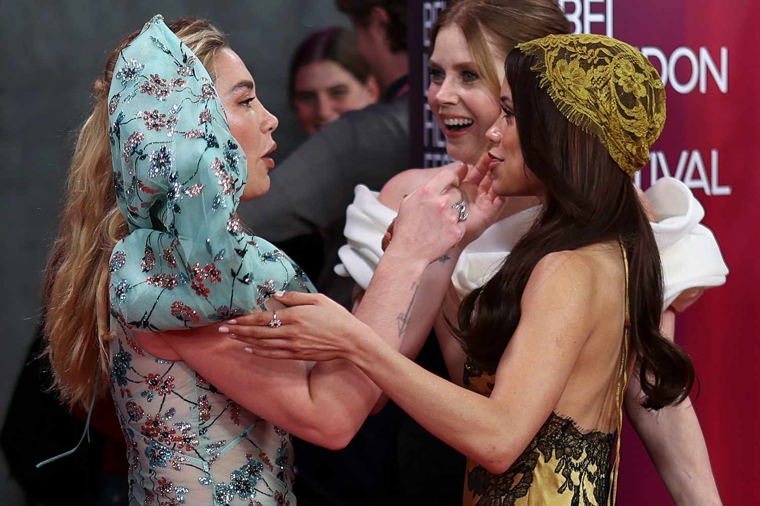Florence Pugh accidentally pokes Jenna Ortega in the face with her ...