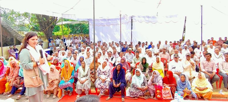 Devyani Rana interacts with progressive farmers of Dansal