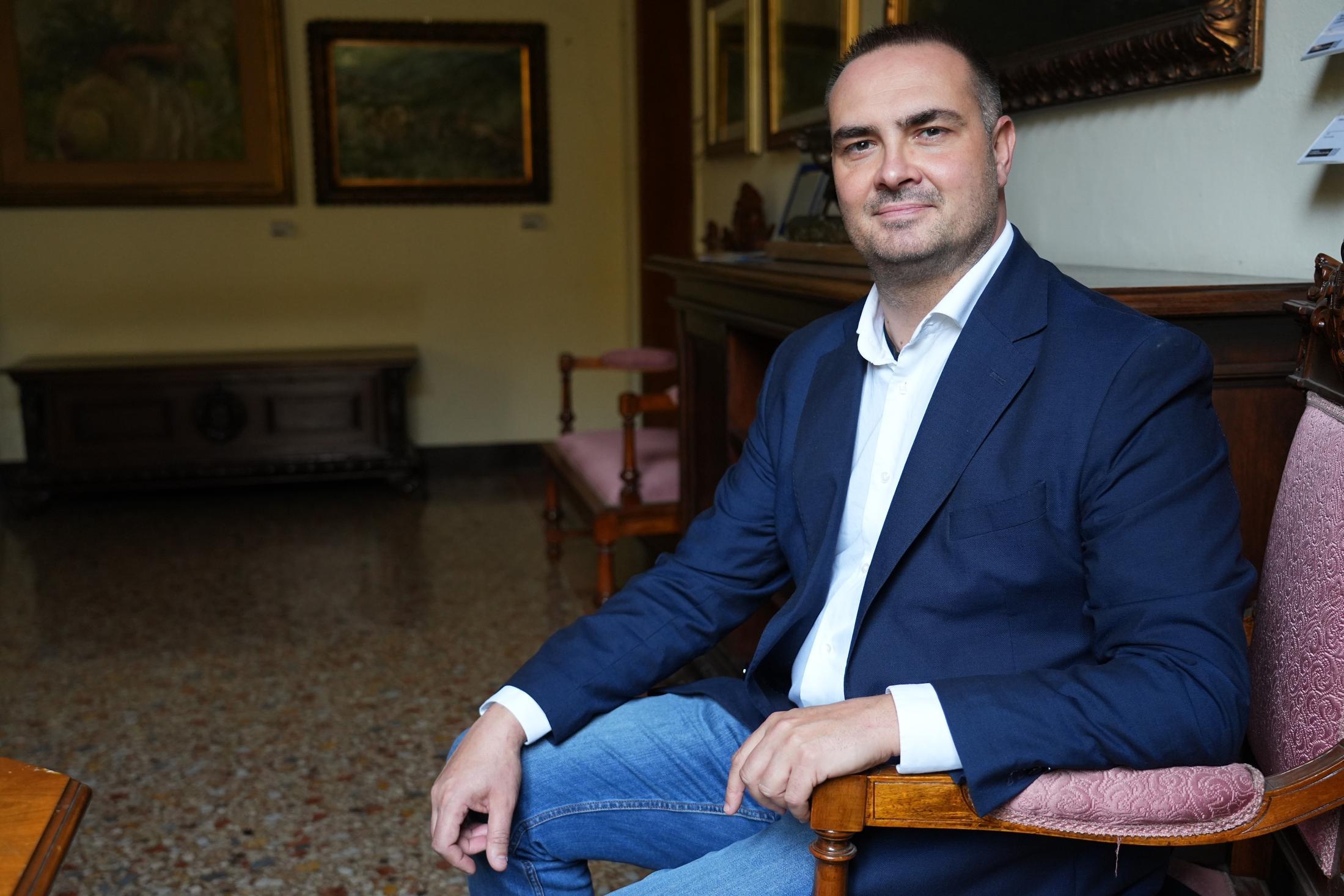 Giacobazzi, l’abbraccio Pd: 