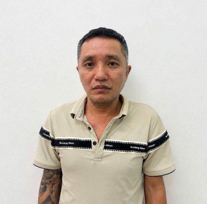 Chặn đầu ô tô rồi dùng thanh sắt đập phá giữa đường, người đàn ông bị tạm giữ