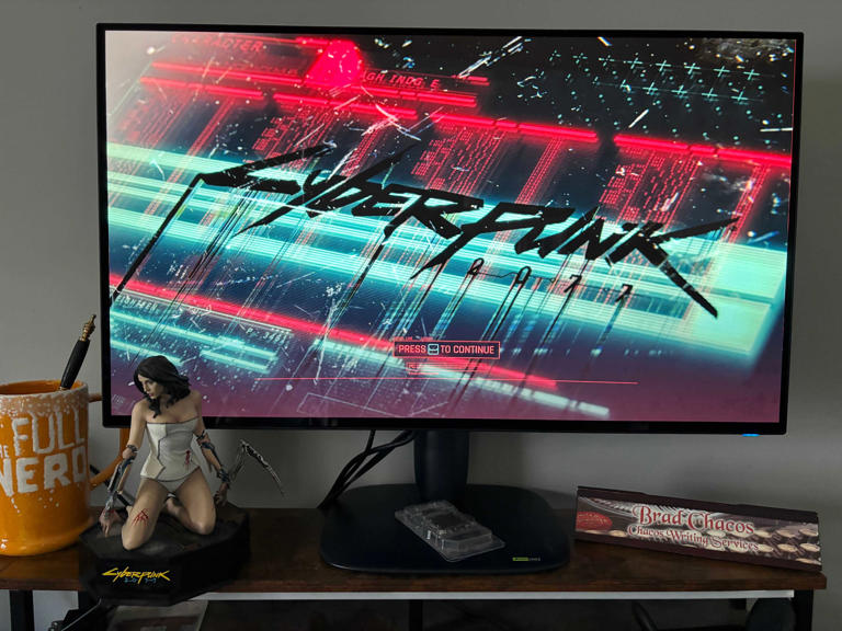Alienware’s $699 monitor finally fixes the thing I hate about OLEDs