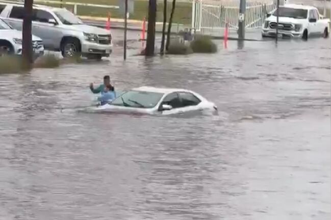 No one else was going in to help her: 2 men rescue woman from flooded ...