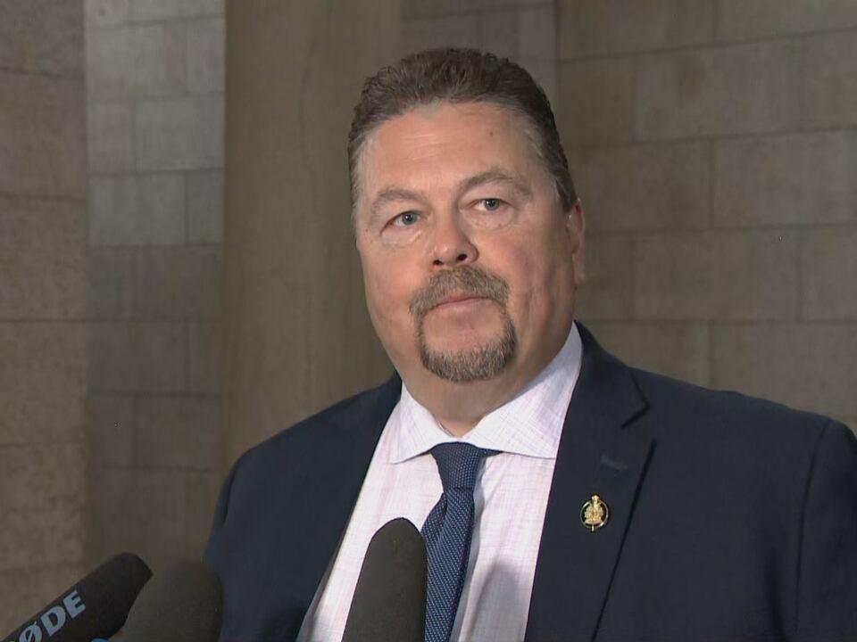 Le ministre manitobain Ian Bushie nie avoir offert un pot-de-vin à une ...
