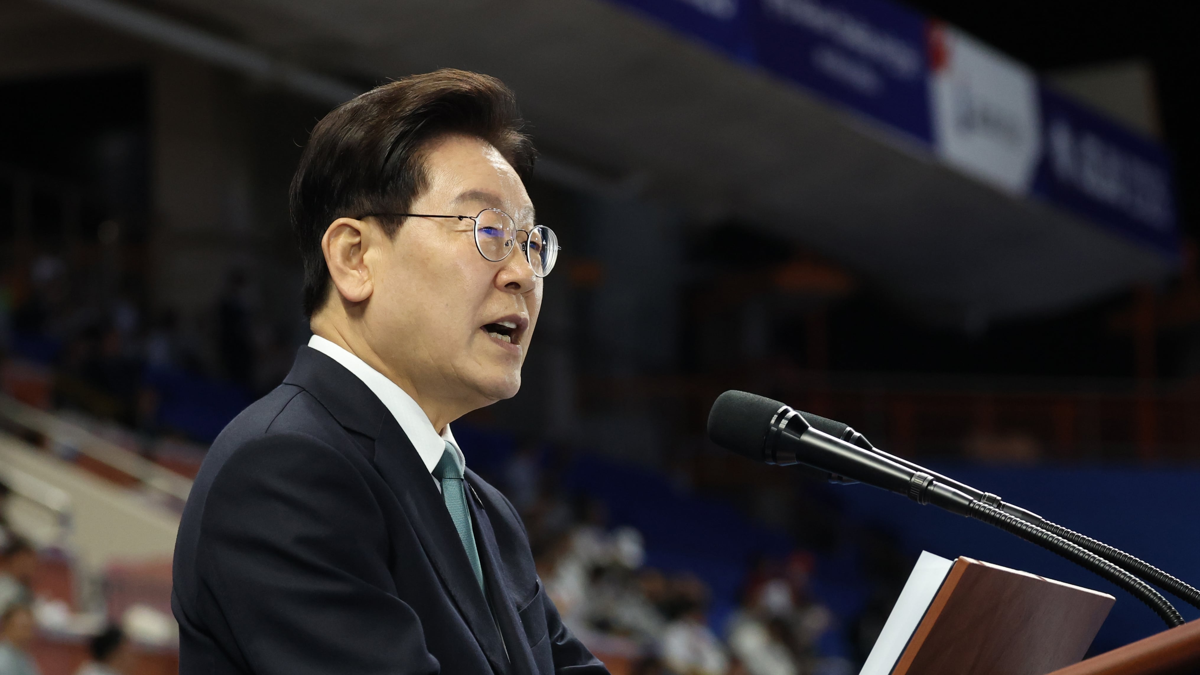 President Lee defends firefighters amid governor's 'fiscal straw ...