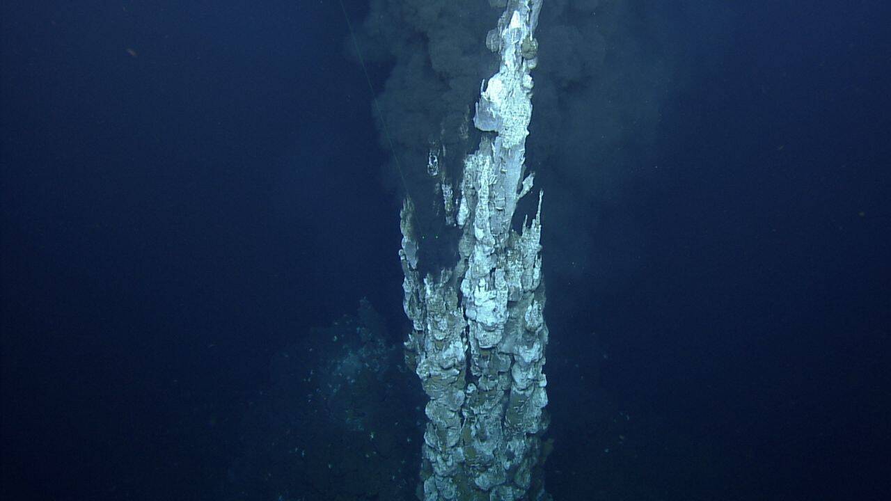 Pacific vent chimney collapses and a new structure is growing in its ...