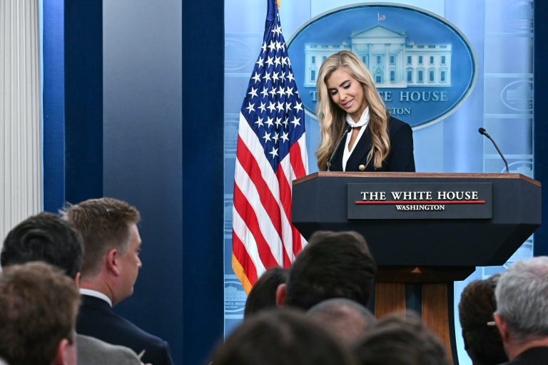 La nueva jefa de prensa de Trump minimiza el potencial de China porque ...