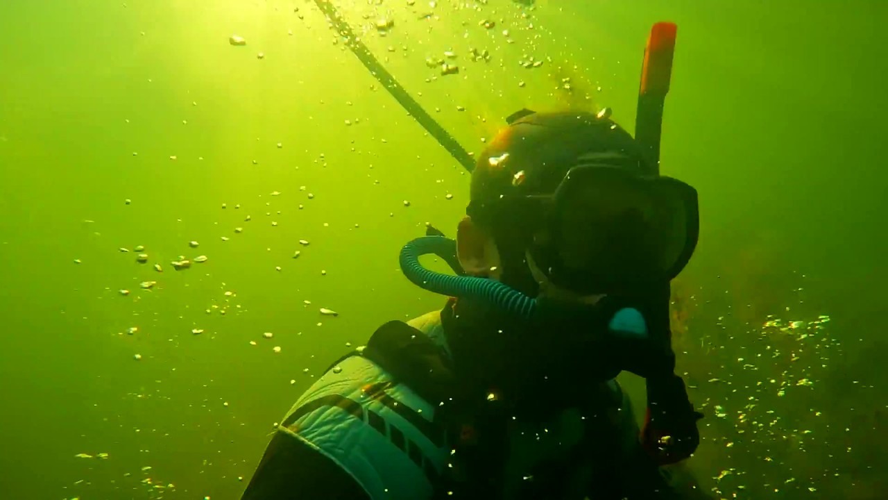 Divers find more than 400 stolen items in a river