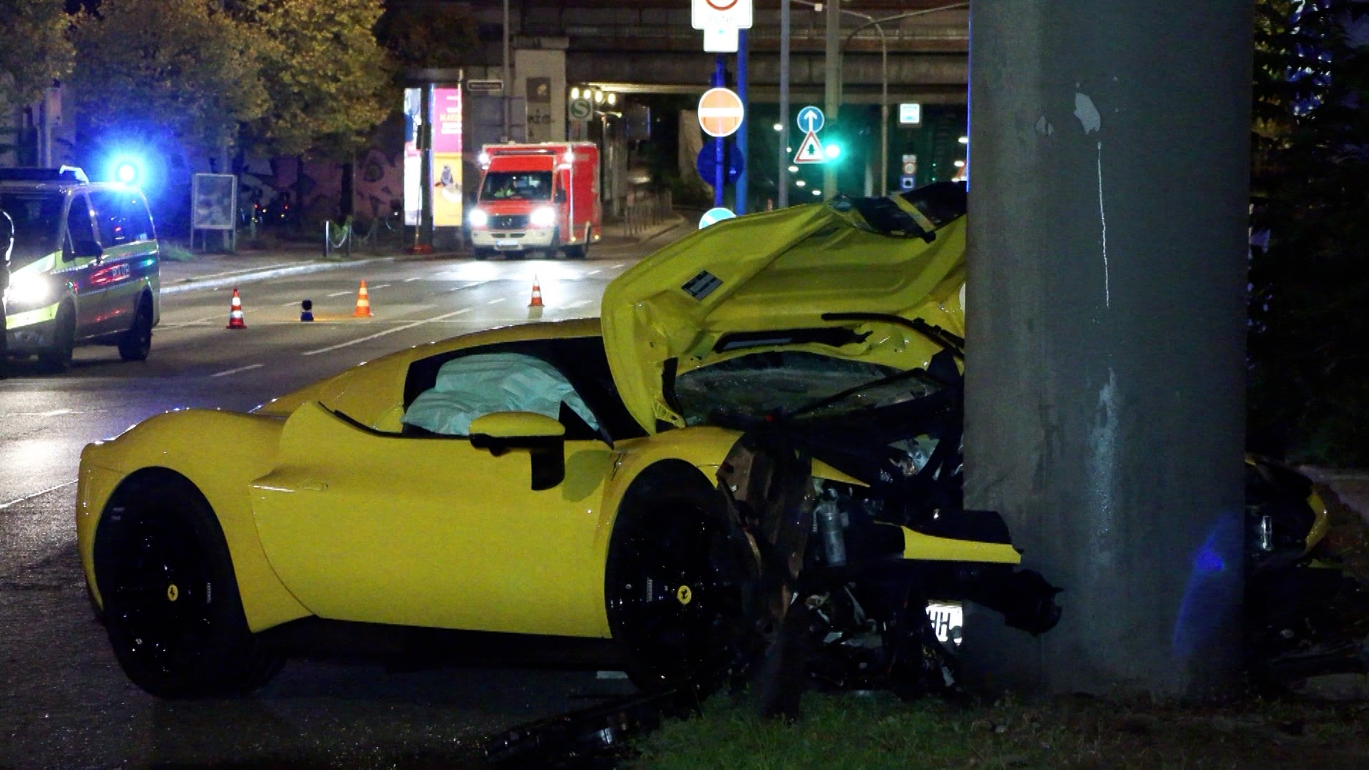 830 PS Ferrari crashed in Düsseldorf