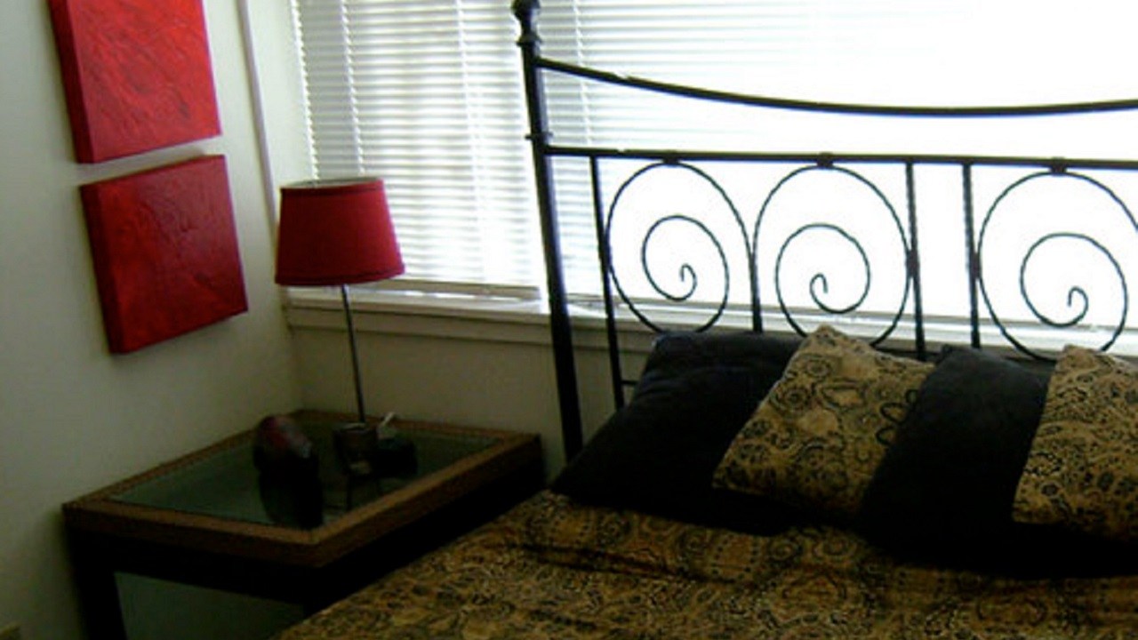 Woman spends $6,000 on new bedroom set from Ashley Furniture. Then she ...