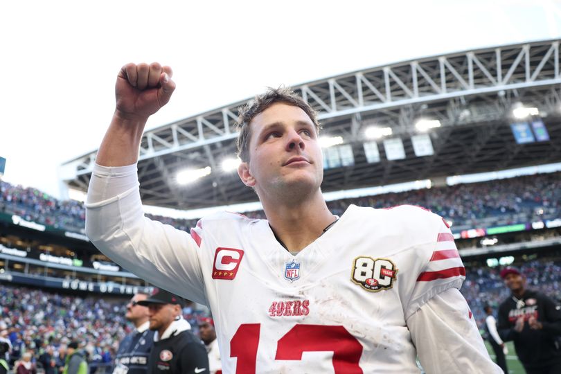NFL reporter blasts rival who thinks he's on the team for hugging ...