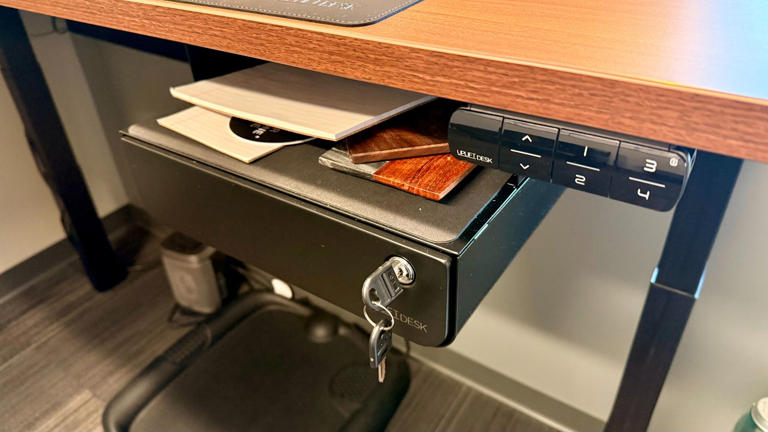 Uplift V3 L-shaped standing desk review: Beautifully built for a ...