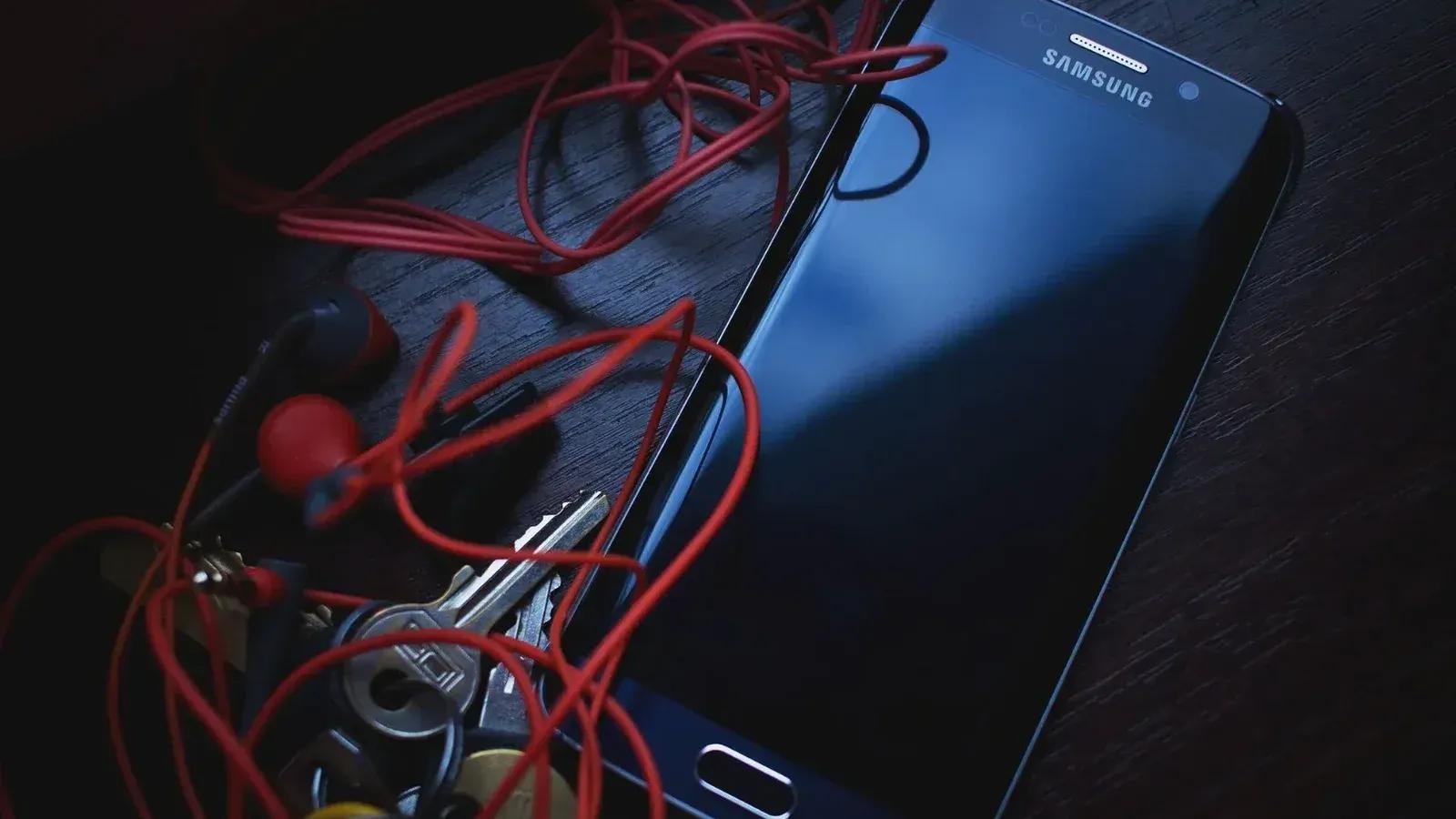 Apple Music prueba un icono blanco y negro en iOS 27.2