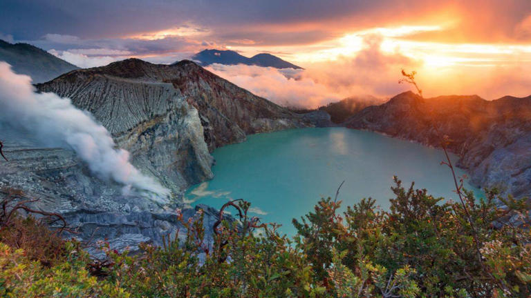 This Indonesian volcano hides an otherworldly blue fire; the mystery of ...