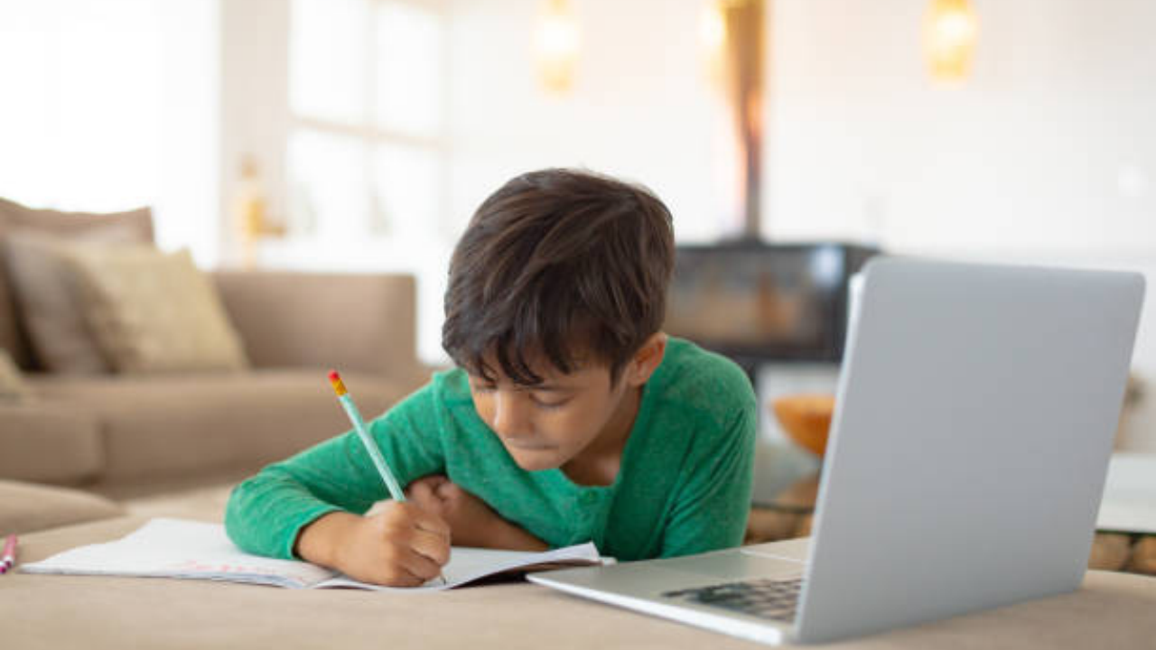 Children's screen time: How to protect their growing spine from pain