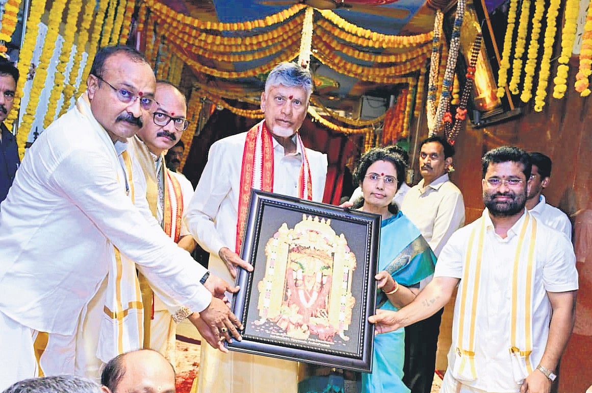 Andhra CM Naidu offers silk robes to Goddess Kanaka Durga