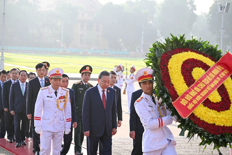 Lãnh đạo Đảng, Nhà nước và đại biểu Quốc hội vào Lăng viếng Chủ tịch Hồ Chí Minh