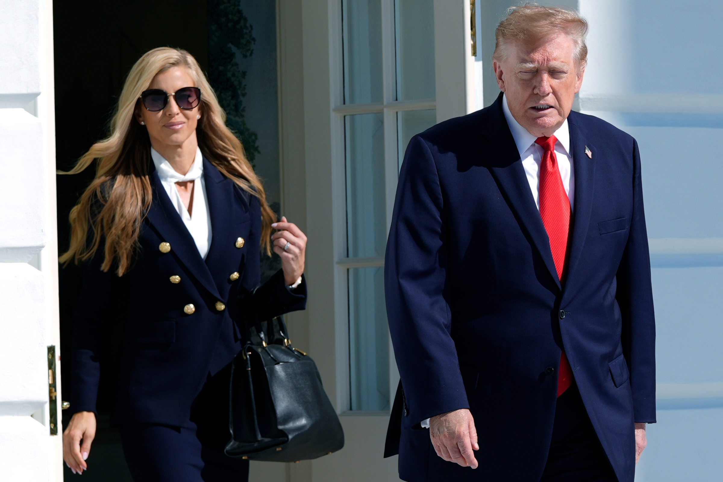 Hậu trường vụ sa thải phát ngôn viên chớp nhoáng của ông Trump