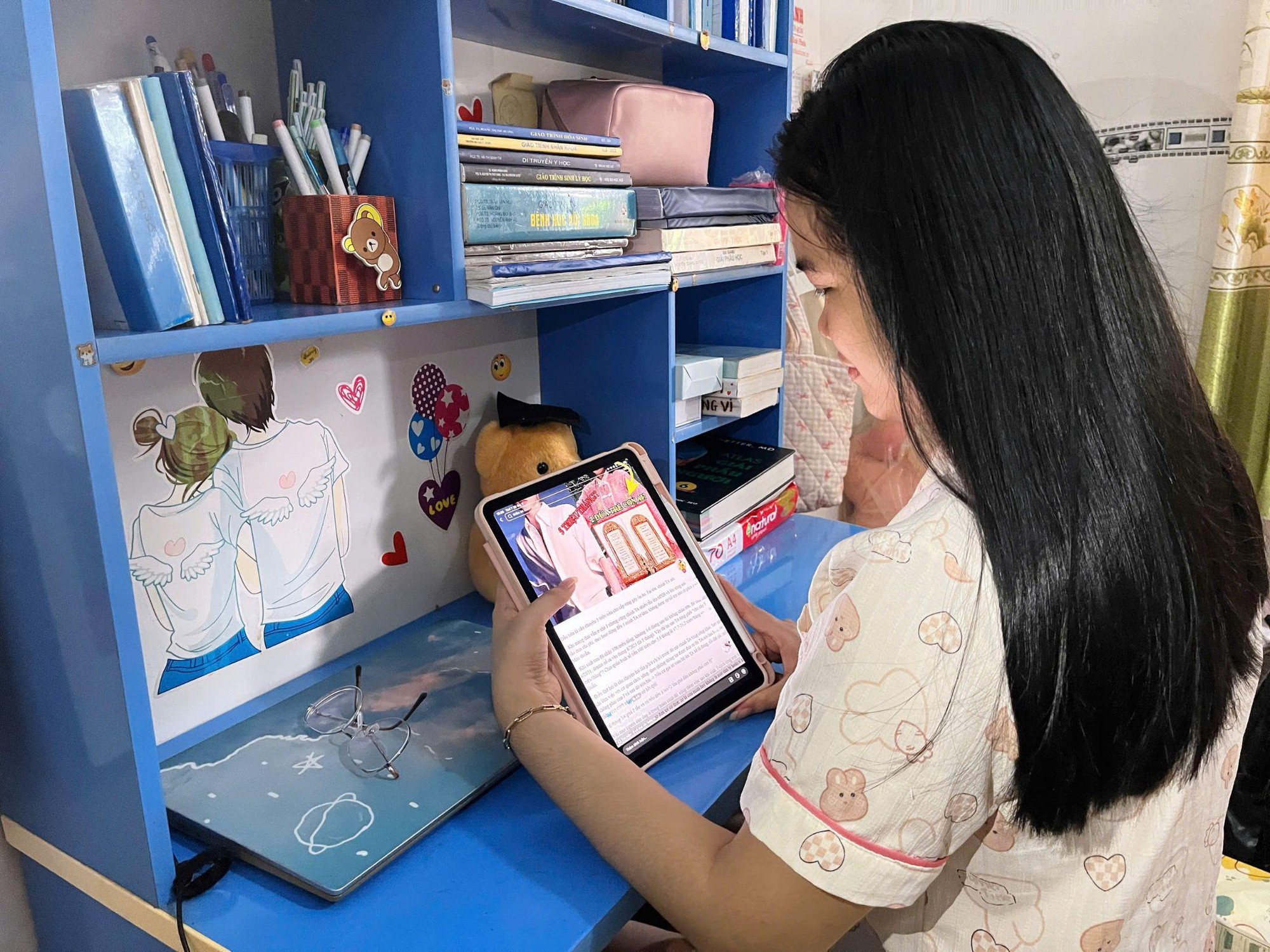 Chớ vội biến mình thành 'thẩm phán mạng'