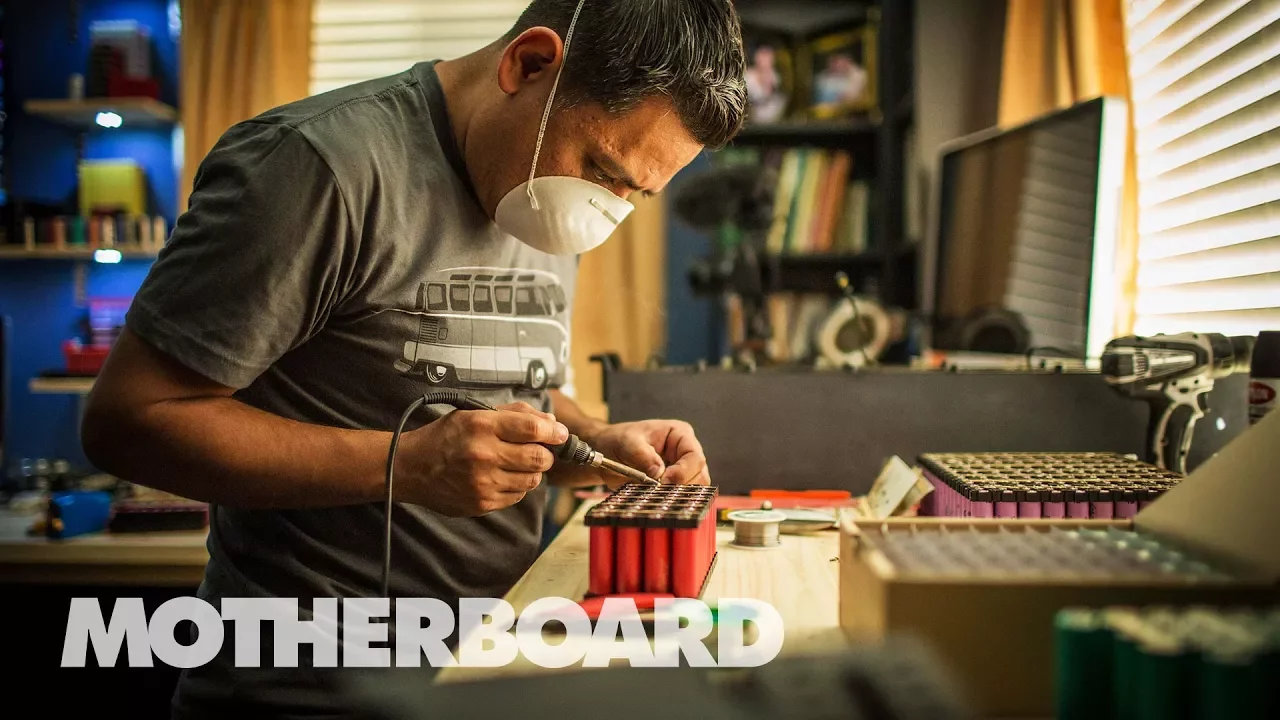 The fixers using recycled laptop batteries to power their homes