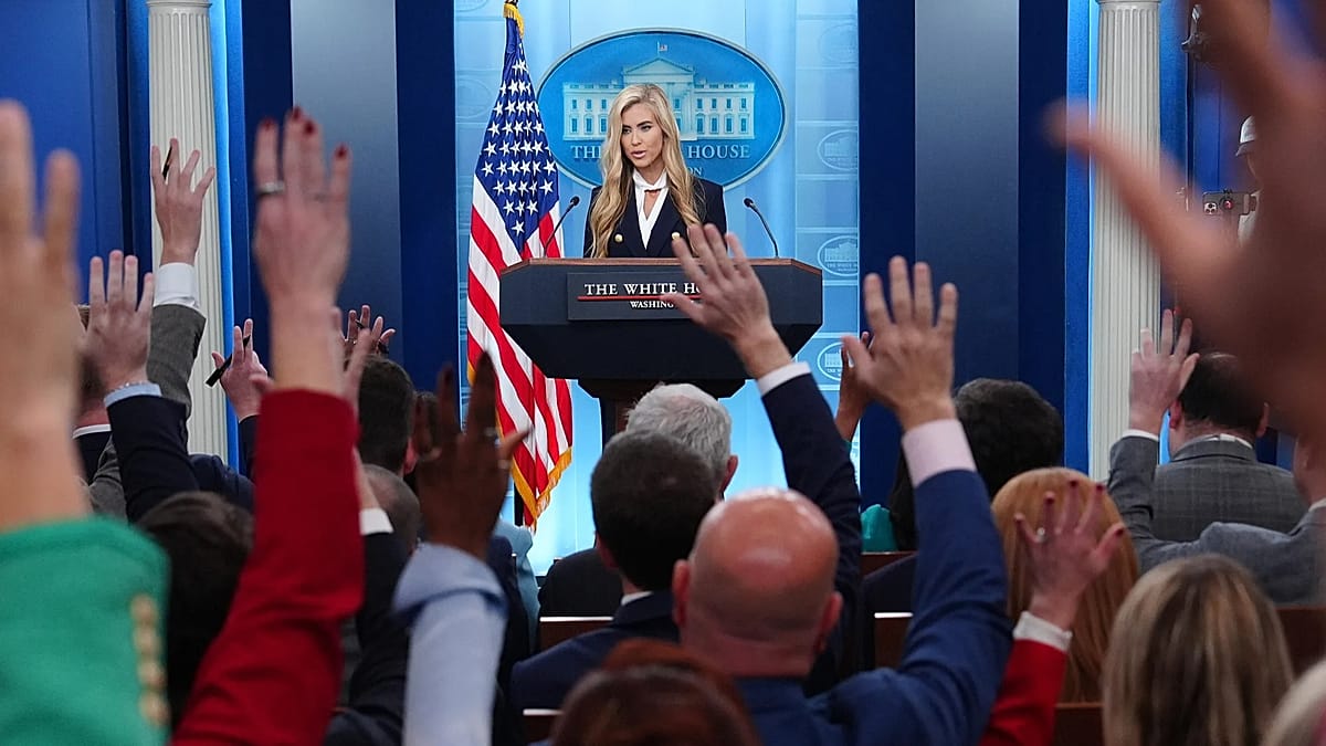 La portavoz de Trump deja la Casa Blanca días después de asumir el ...