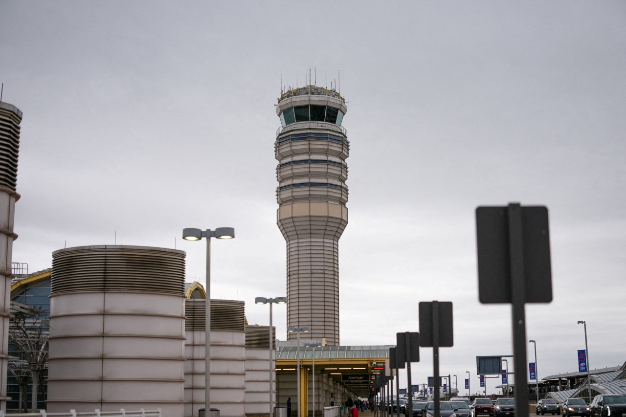 Air-traffic controllers' practice of leaving work early targeted in pay deal