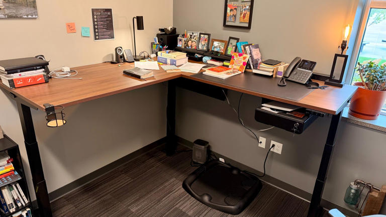 Uplift V3 L-shaped standing desk review: Beautifully built for a ...