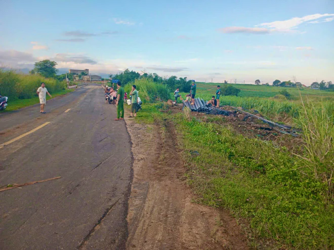 Lật xe đầu kéo vào rạng sáng, 2 người tử vong