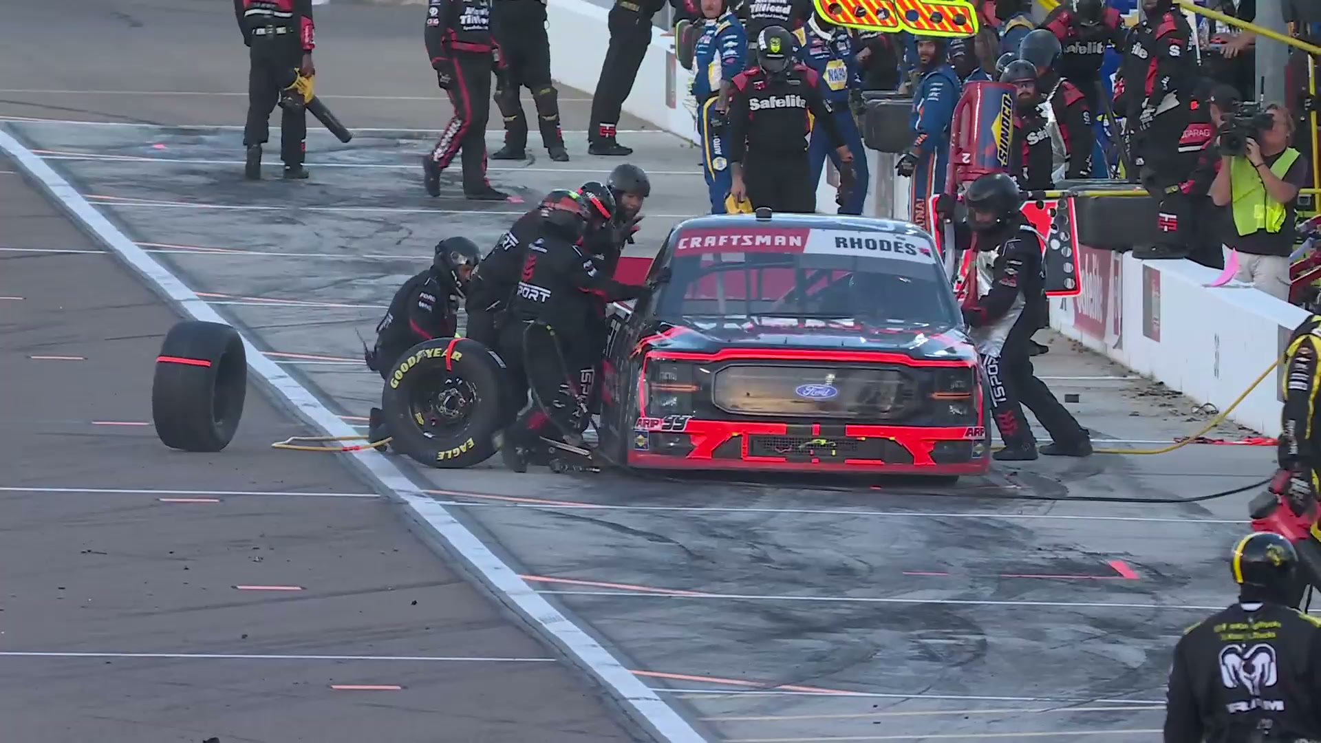 Majeski sweeps stages at Phoenix as Rhodes' tire failure brings out caution