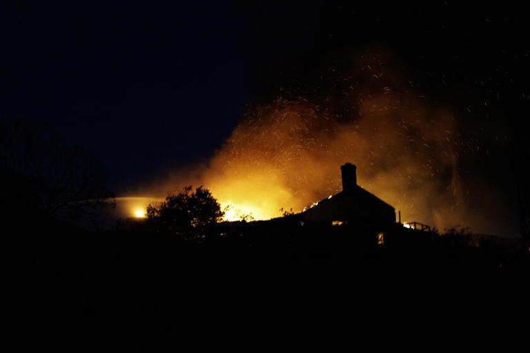 SoCal braces for more Santa Ana winds as fire destroys homes in Orange ...
