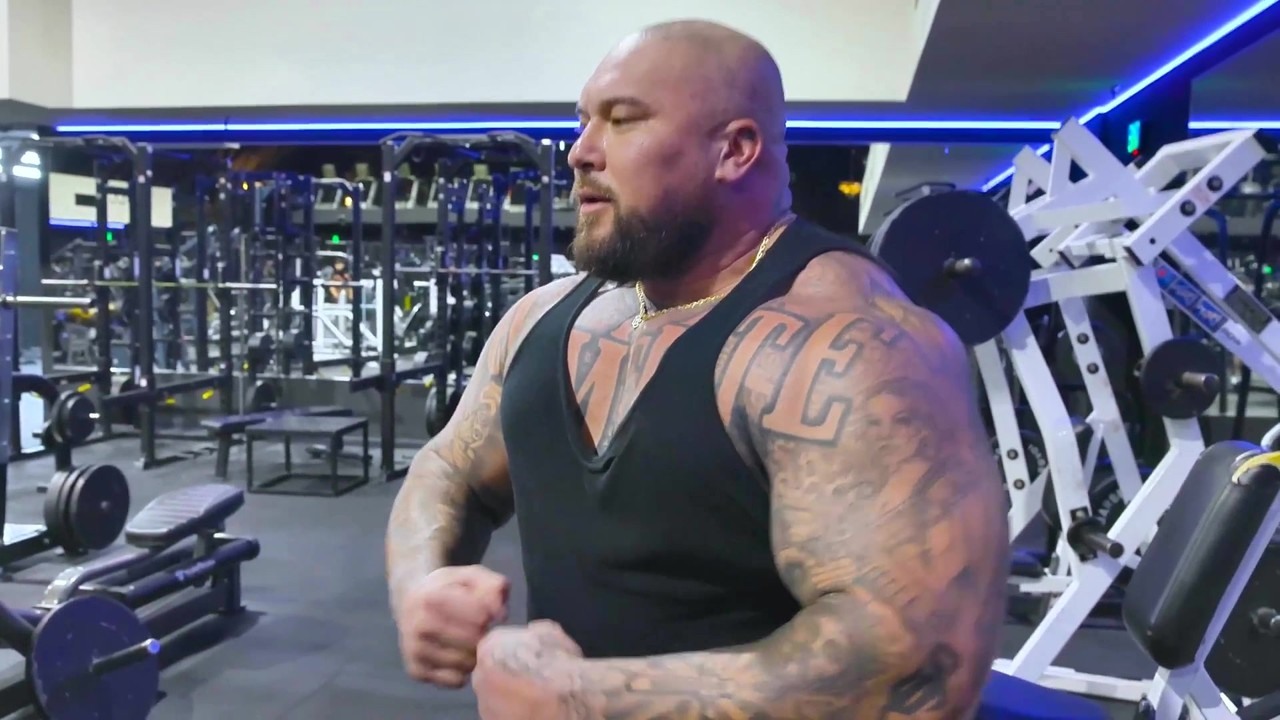 Kali Muscle tries a new chest machine routine