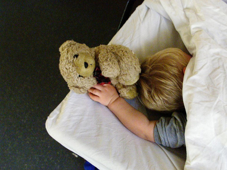 Parents urged to make simple bedtime tweak this weekend ahead of clocks ...