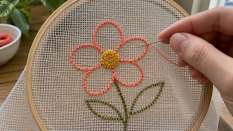 Make framed mesh embroidery with a simple floral design