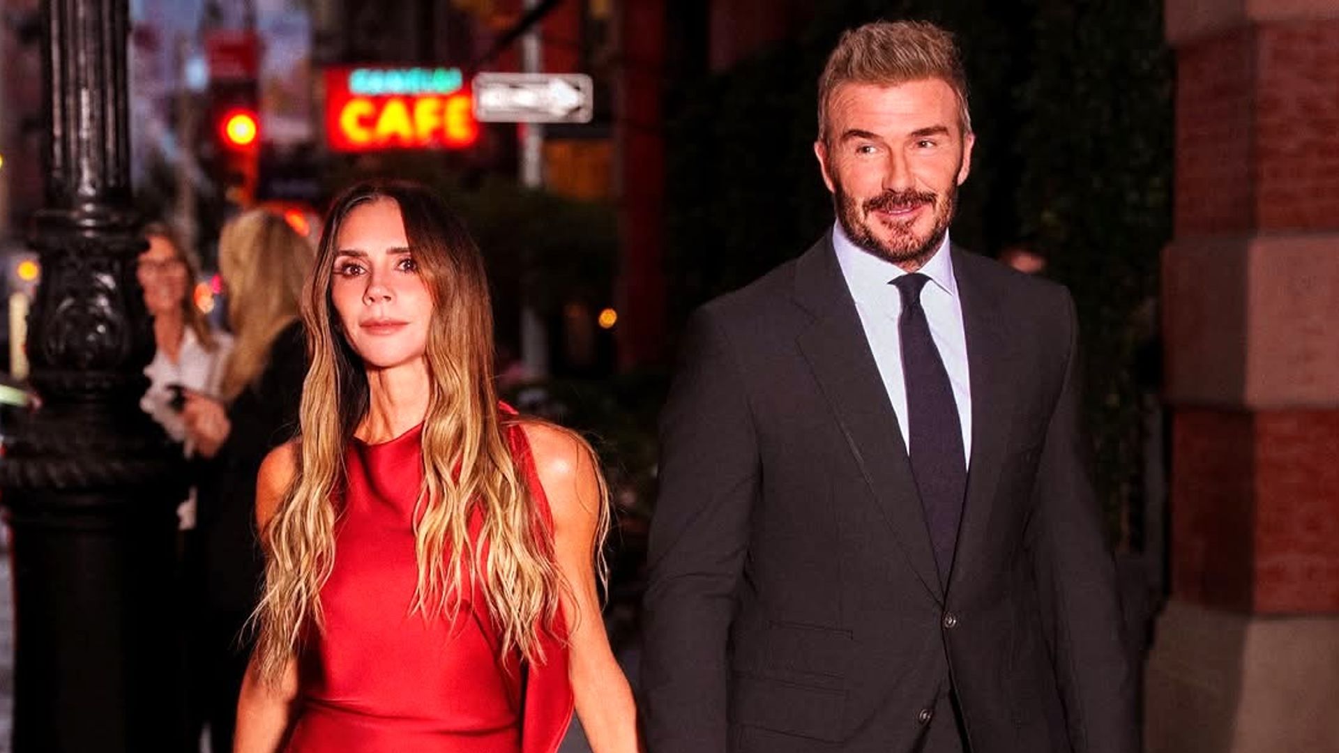 Victoria Beckham deslumbra con un vestido rojo de seda junto a David en ...