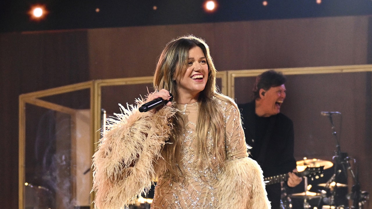 Kelly Clarkson risks looking like rich and famous prima donna in $15K ...