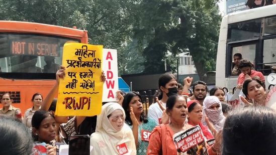 Women's groups protest outside Delhi Police headquarters against ...