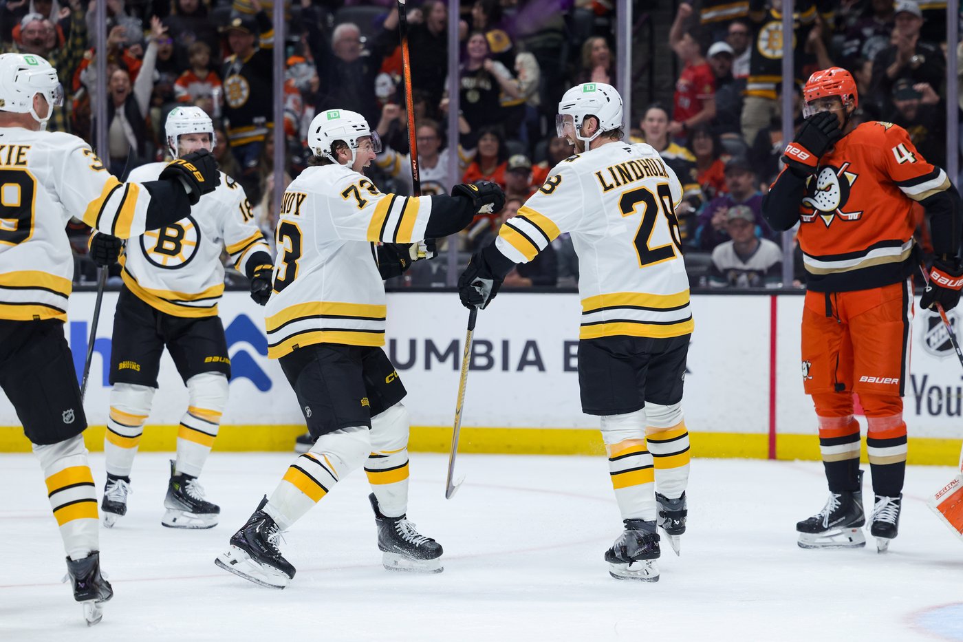 Elias Lindholm s'éclate en troisième période et les Bruins battent les ...