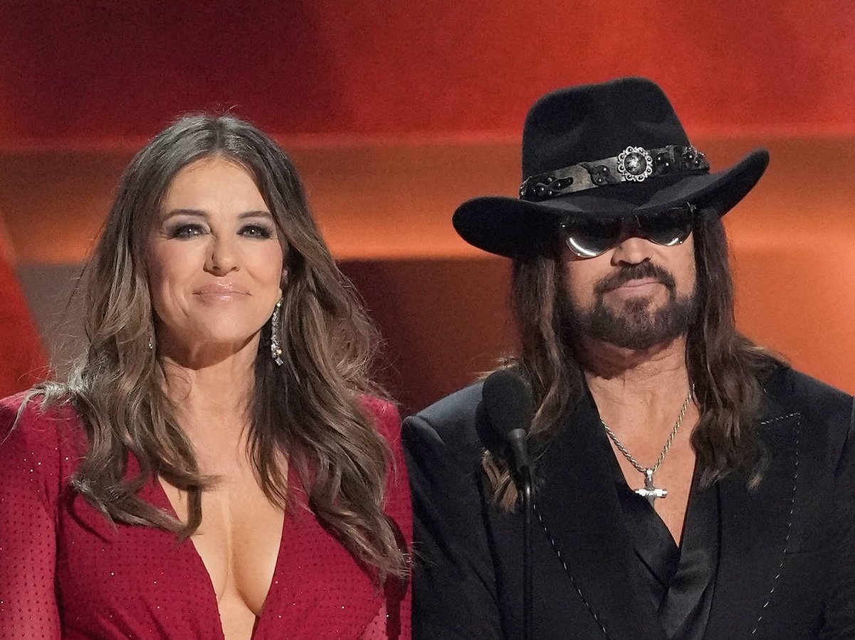Hat Billy Ray Cyrus um Liz Hurleys Hand angehalten?