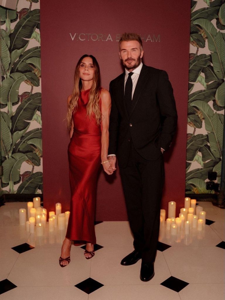 Victoria Beckham deslumbra con un vestido rojo de seda junto a David en ...