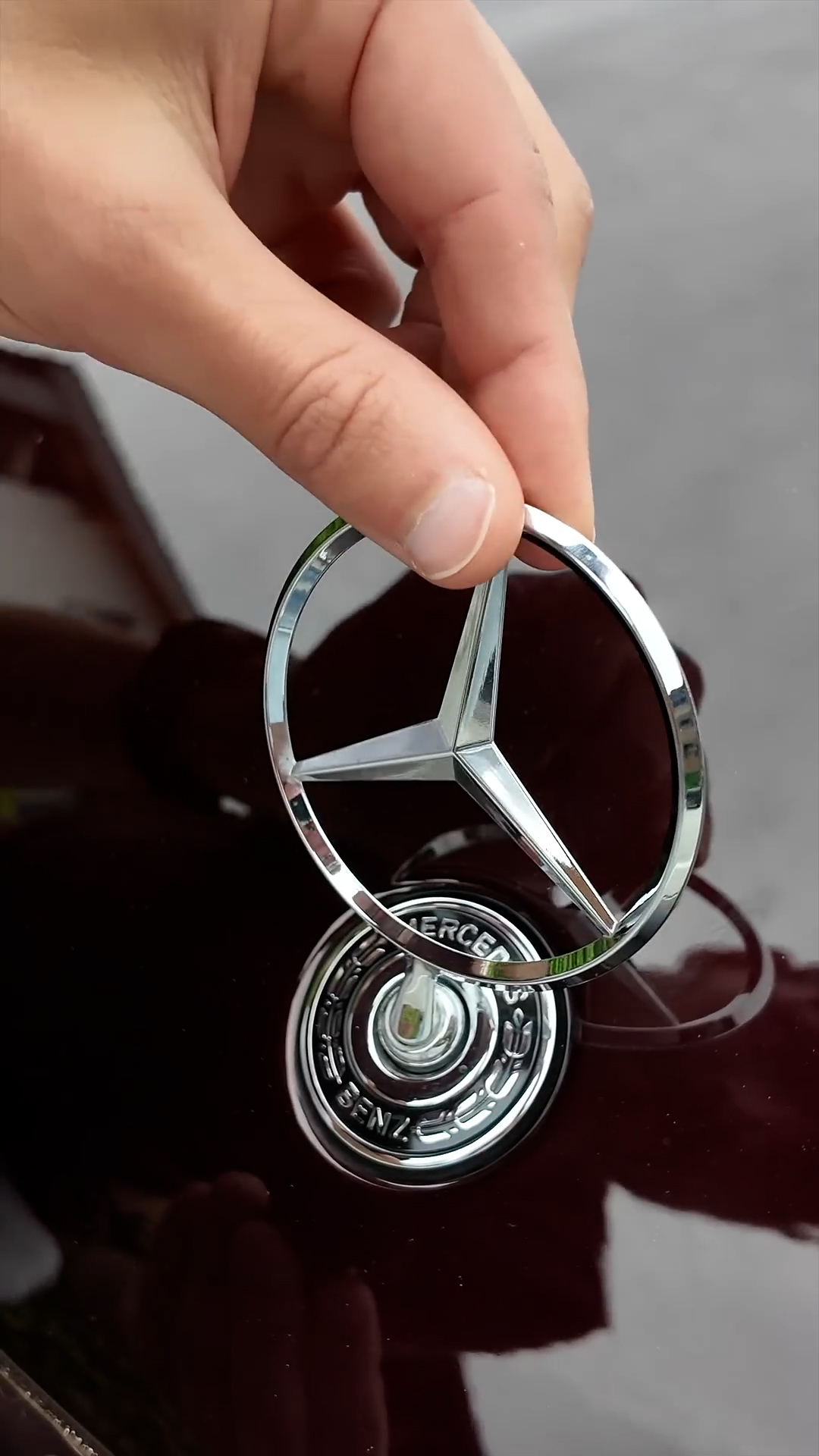 El emblema de estrella del Mercedes EQS refleja el lujo clásico