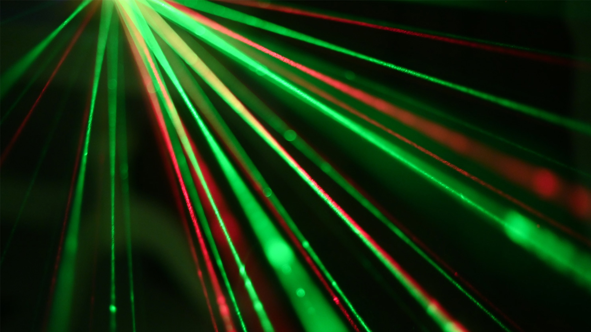 Record-shattering X-ray pulses focus into spot 100,000 times smaller ...