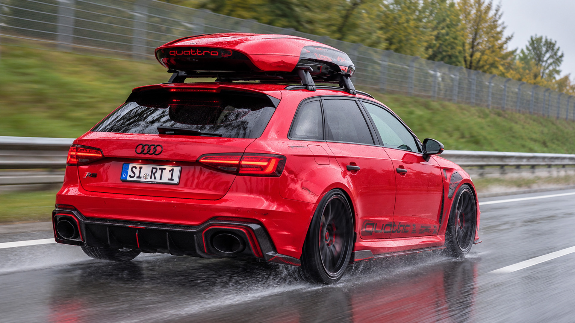 Audi RS performance wagon acelera em estrada molhada