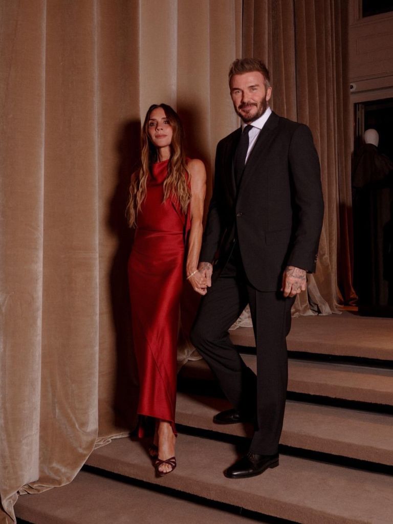 Victoria Beckham deslumbra con un vestido rojo de seda junto a David en ...