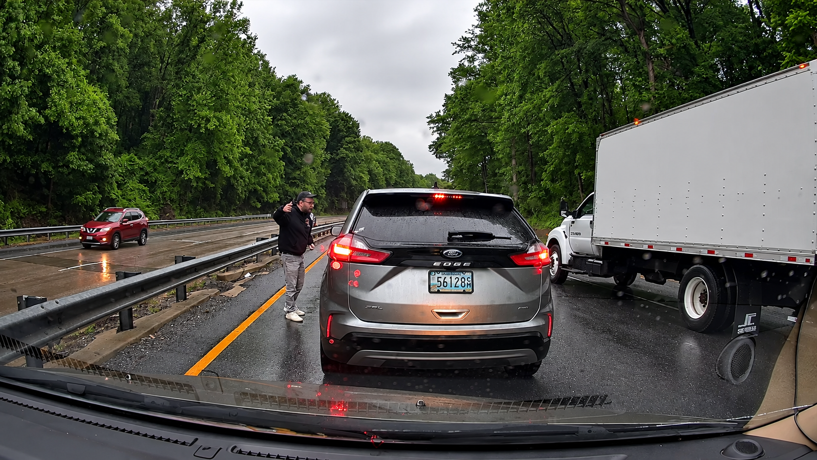Simultaneous lane changes lead to confrontation between two drivers ...