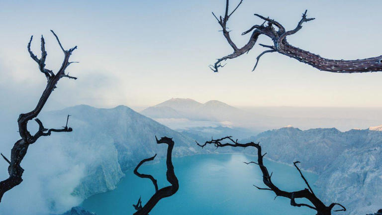 This Indonesian volcano hides an otherworldly blue fire; the mystery of ...