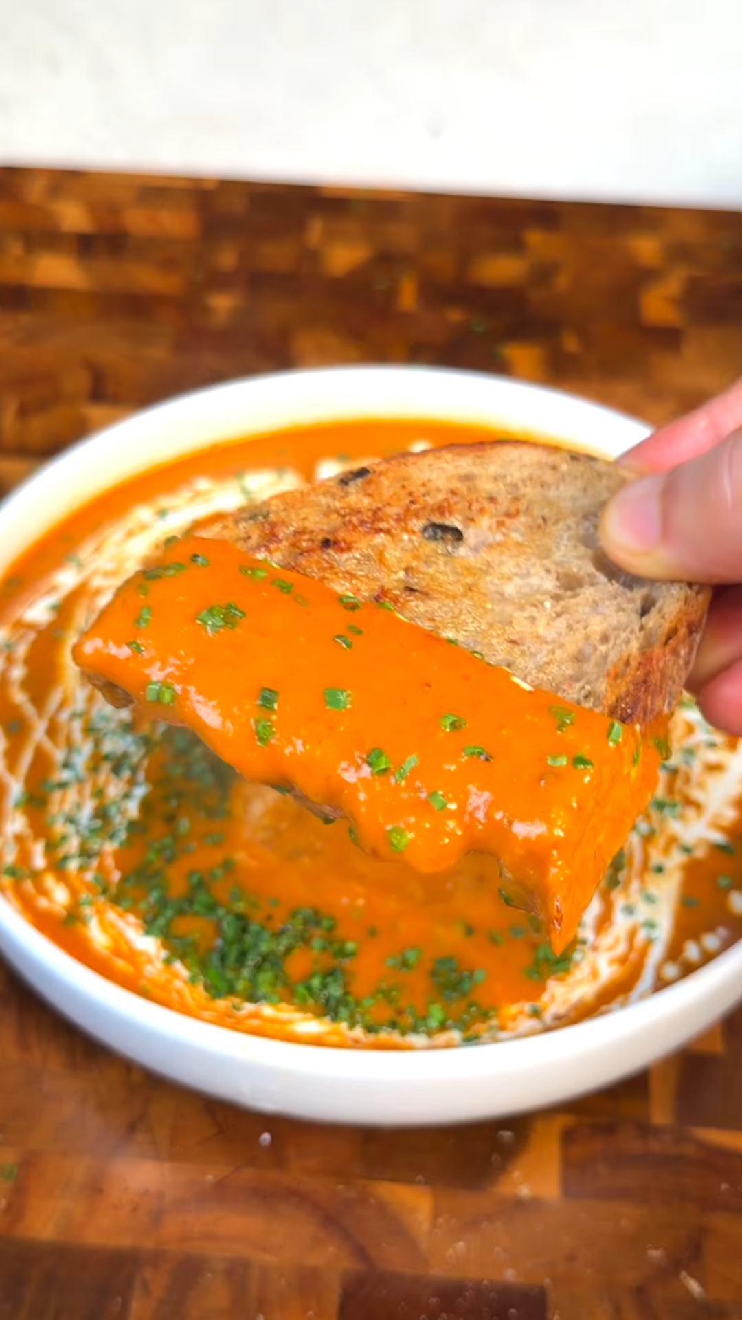 Geroosterde groenten maken de beste vegan tomatensoep