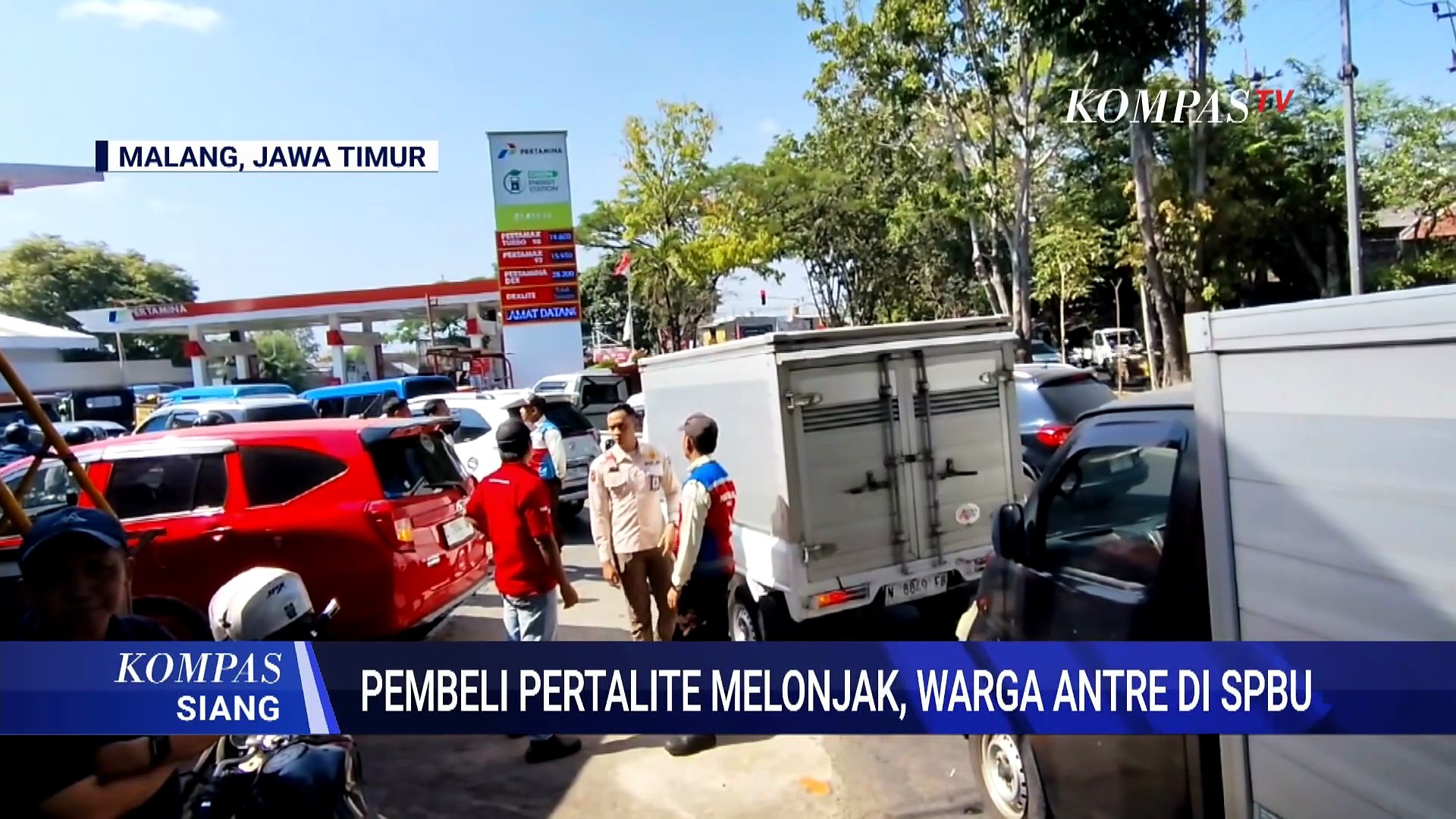 Antrean panjang di SPBU! Pembeli BBM Pertalite di Malang melonjak ...