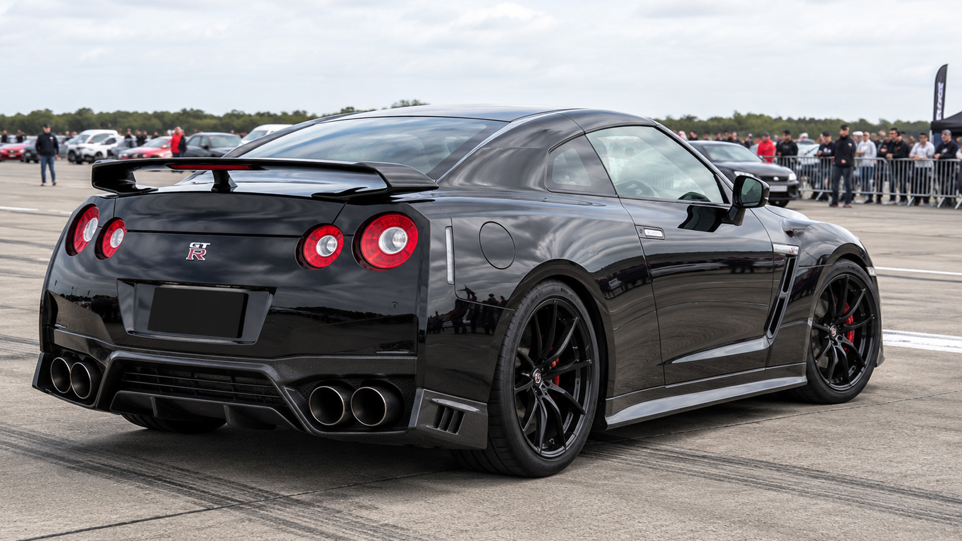 Nissan GT-R R35 da 2000 CV accelera fino a 353 km/h